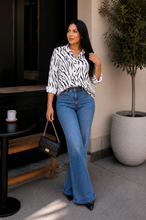 Cargar imagen en el visor de la galería, ZEBRA BLUSA CHIC
